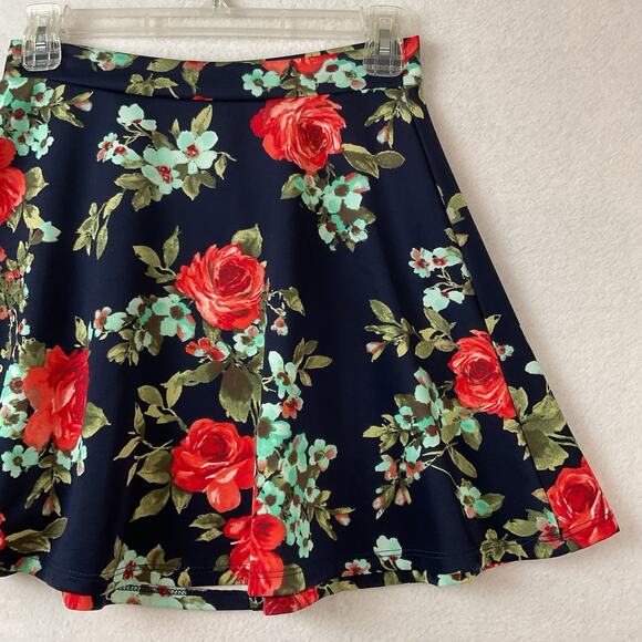 Lily White Skirt Womens Medium Blue Red Floral Knit A-Line Pull On Mini - Picture 3 of 10